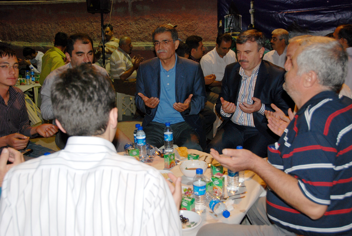 Binlerce Kişi Mahalle İftarlarında Buluştu
