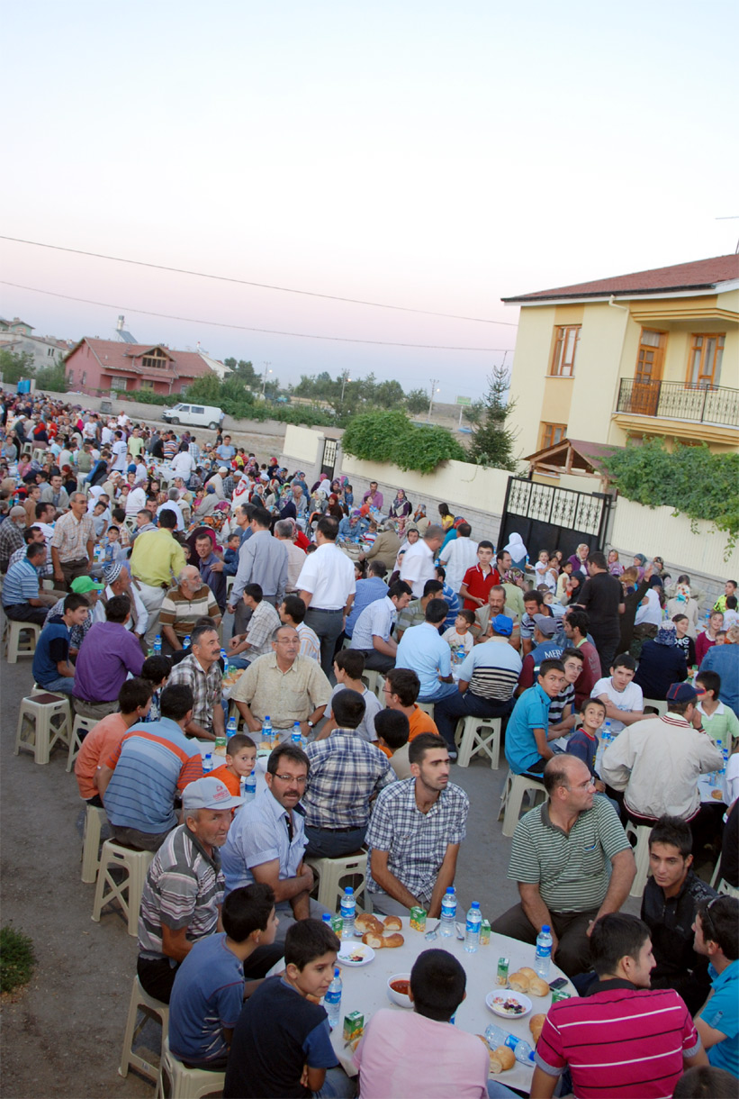 Binlerce Kişi Mahalle İftarlarında Buluştu