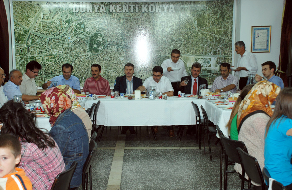 Başkan Akyürek, Huzurevi ve SHÇEK Sakinlerini İftarda Ağırladı