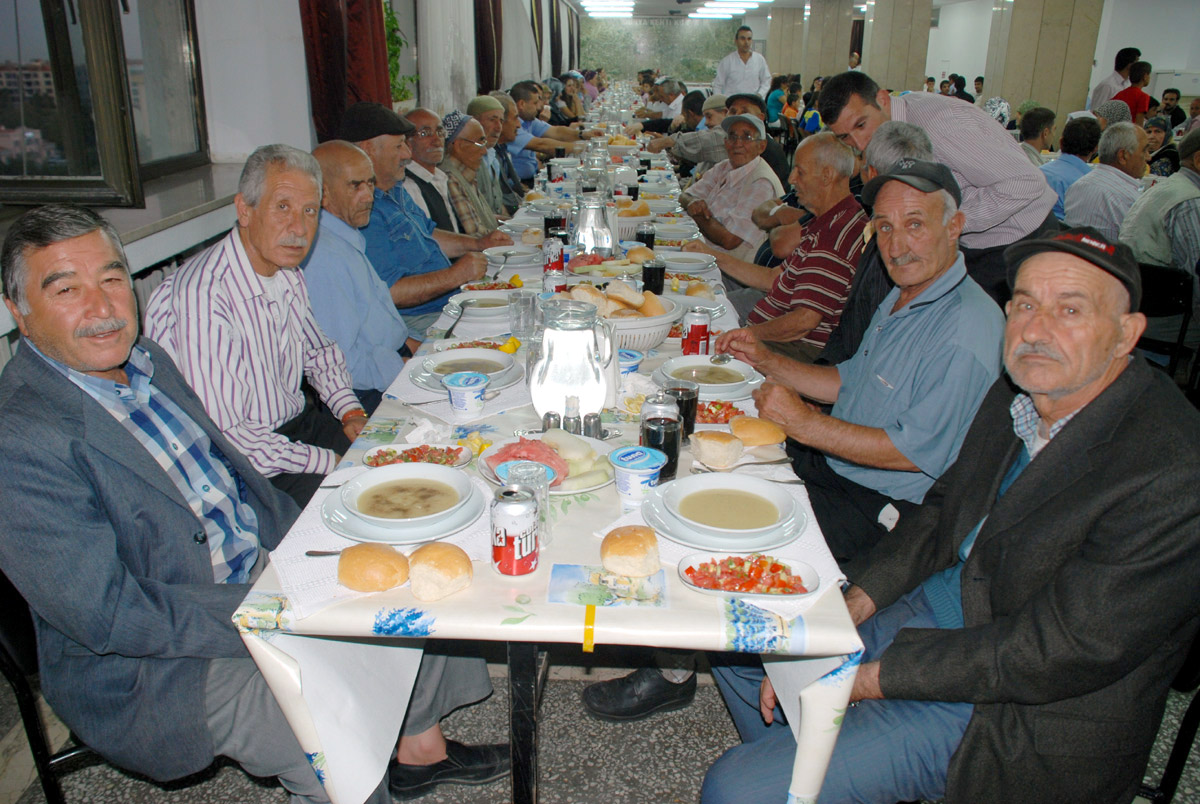 Başkan Akyürek, Huzurevi ve SHÇEK Sakinlerini İftarda Ağırladı