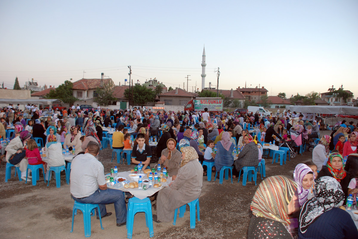 4 Mahalle İftar Yemeğinde Bir Araya Geldi