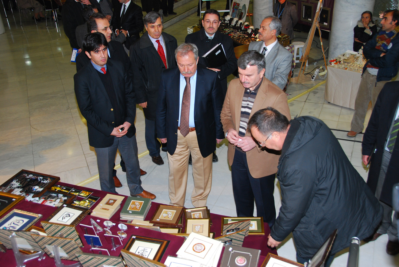 Başkan Akyürek, Mevlana Kültür Merkezi'ndeki Sergileri Gezdi