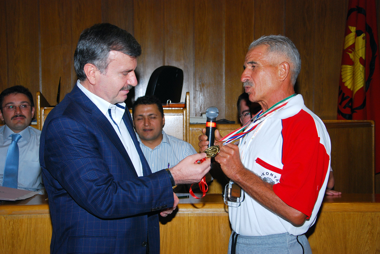 Başkan Akyürek Başarılı Sporcuyu Altınla Ödüllendirdi