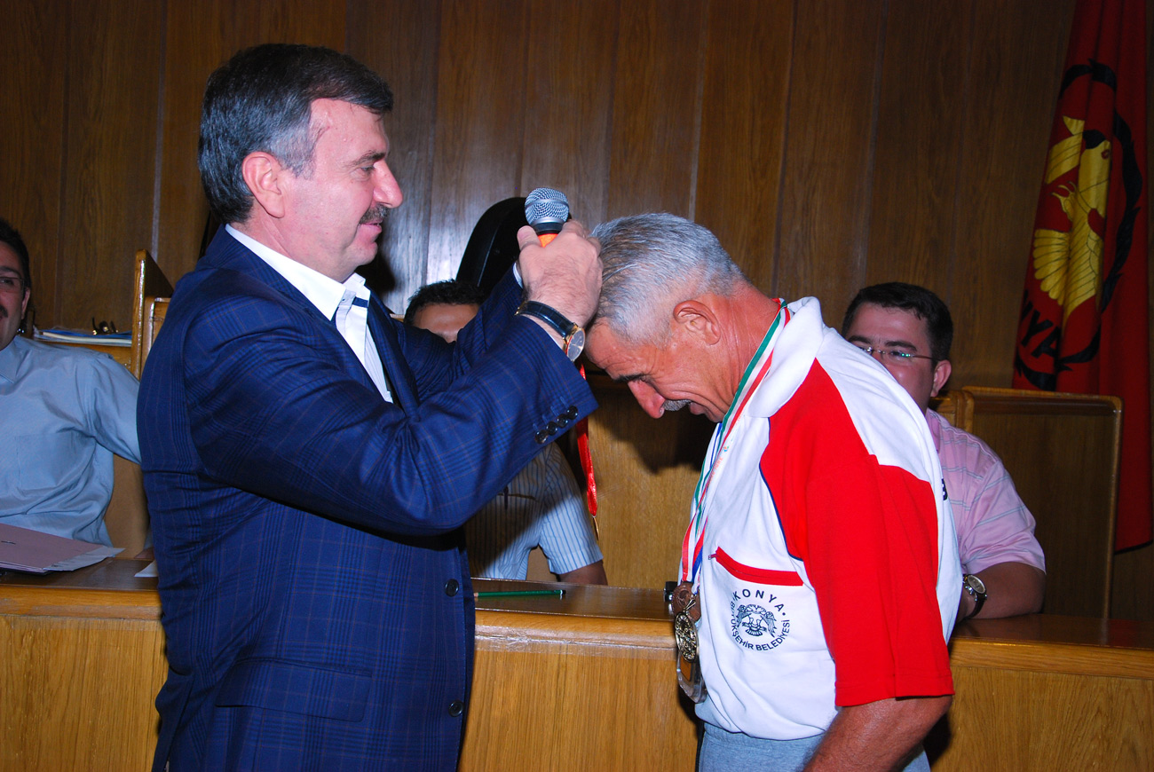 Başkan Akyürek Başarılı Sporcuyu Altınla Ödüllendirdi