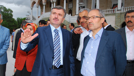 Başkan Akyürek, Hacıveyiszade Camii Önündeki Düzenleme Çalışmalarını İnceledi