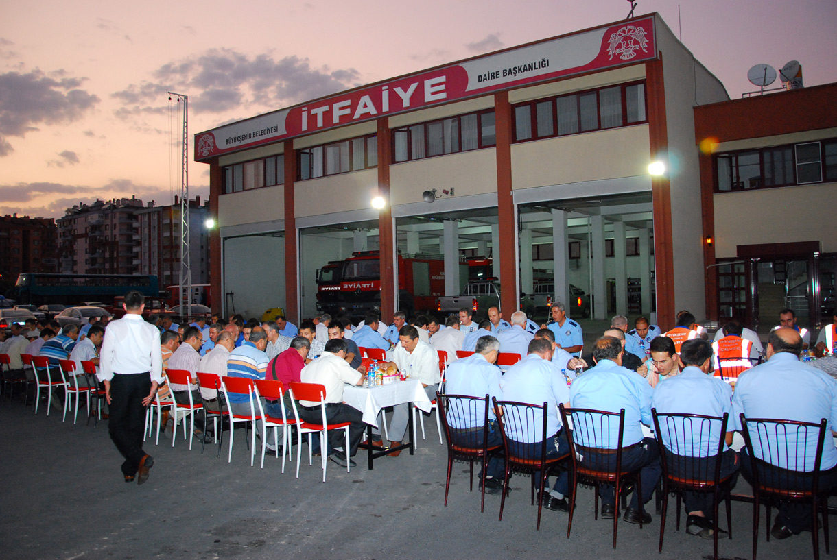 Başkan Akyürek İlk İftarını Nöbetçi Çalışanlarla Yaptı
