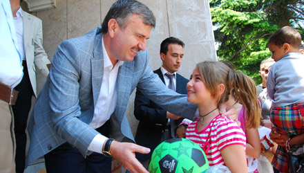 Başkan Akyürek Çocuklara Şivlilik Dağıttı