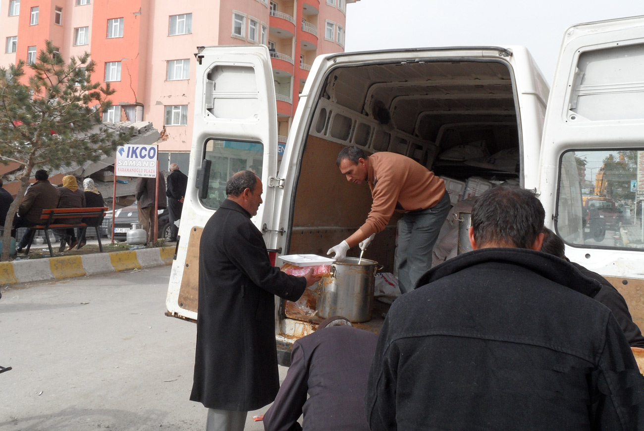 Konya, Van Halkının Yanında - 3 TIR Yardım Malzemesi Yola Çıktı