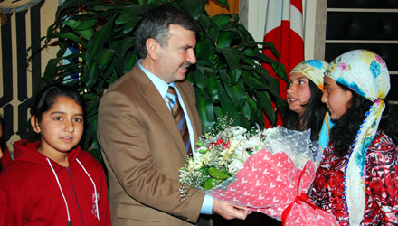 Yeni Mahalleli Öğrenciler Başkan Akyürek'i Ziyaret Etti