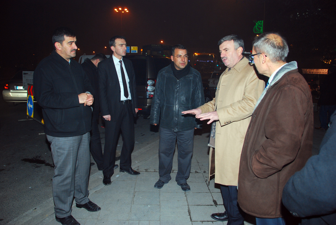 Başkan Akyürek Gece Boyunca Çalışan Ekipleri İnceledi