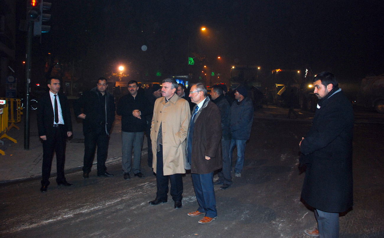 Başkan Akyürek Gece Boyunca Çalışan Ekipleri İnceledi