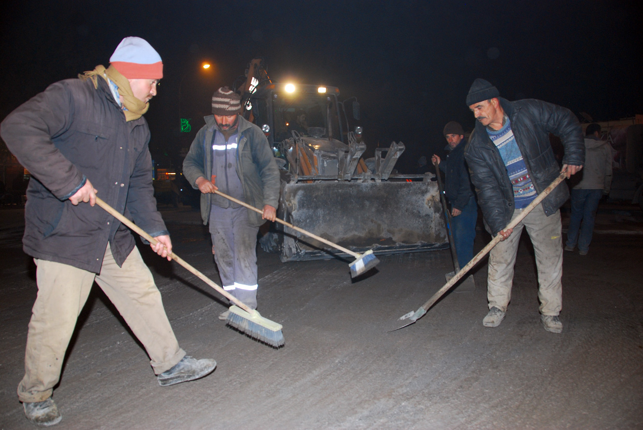 Başkan Akyürek Gece Boyunca Çalışan Ekipleri İnceledi