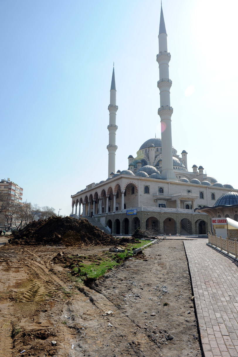 Hacıveyiszade Çevresi Meydan Haline Getiriliyor