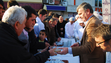 Başkan Akyürek Aşure İkram Etti