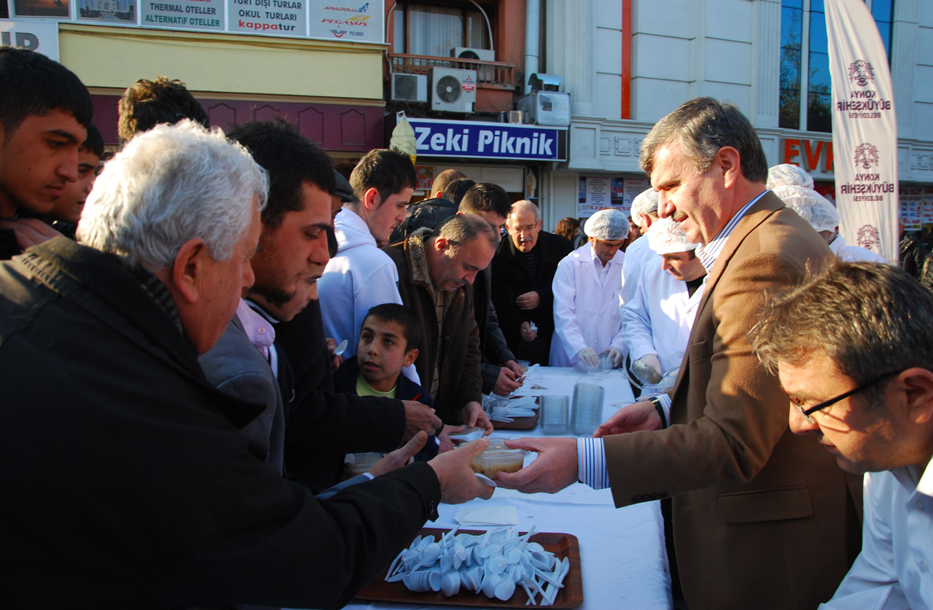 Başkan Akyürek Aşure İkram Etti