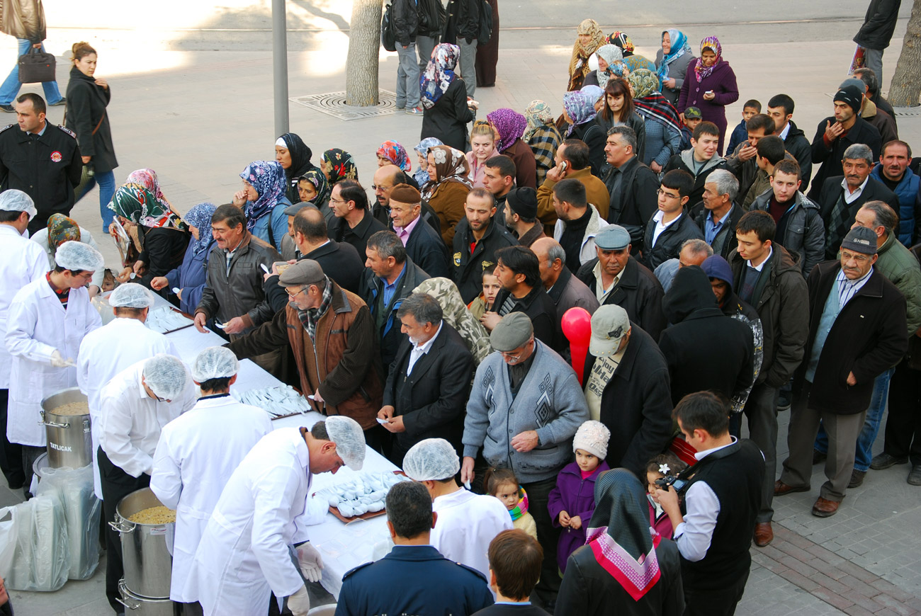 Başkan Akyürek Aşure İkram Etti