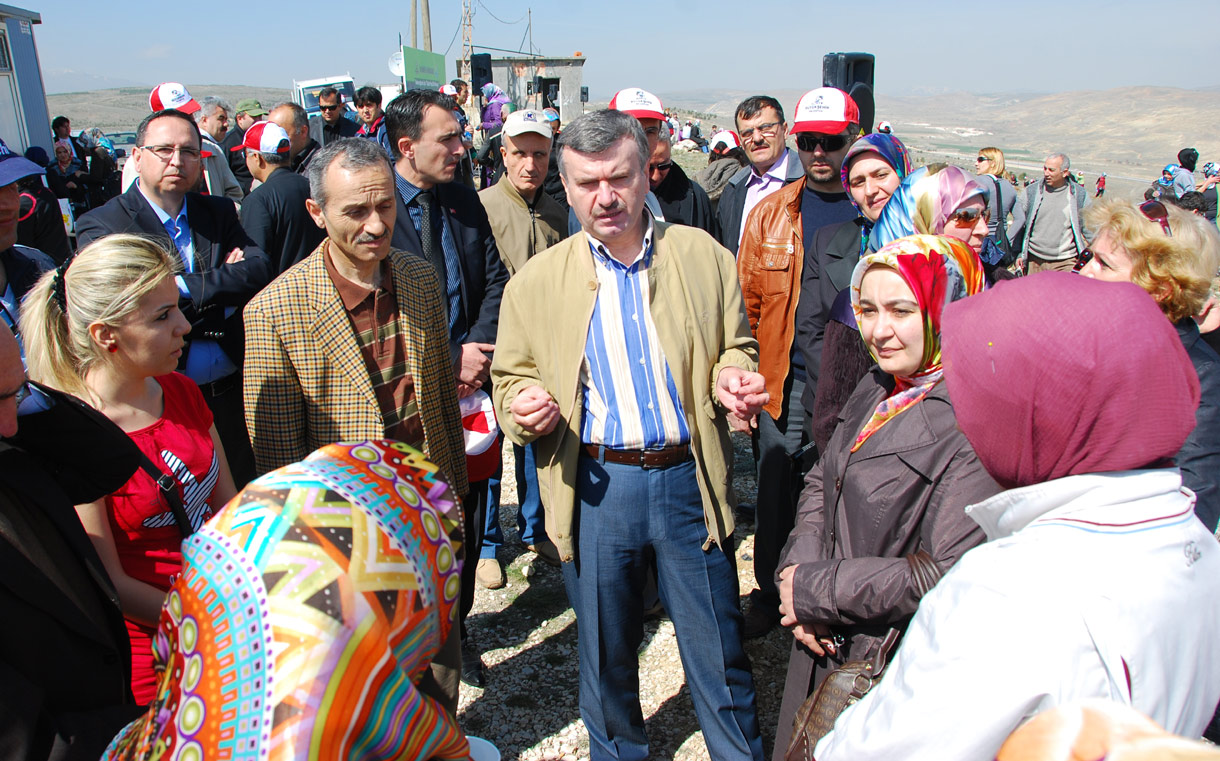 Başkan Akyürek Komek Hatıra Ormanı'na Fidan Dikti
