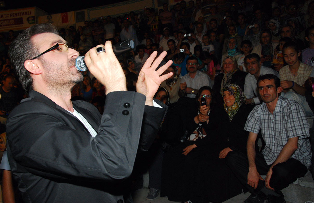 Bedirhan Gökçe İle Şiir ve Türkü Dolu Bir Gece