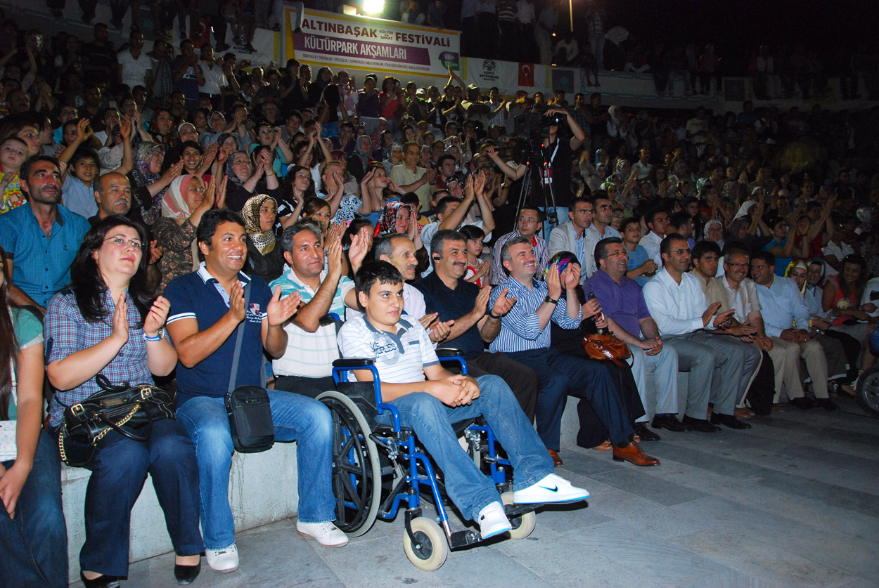 Kültürpark'ta Bülent Serttaş Sahne Aldı