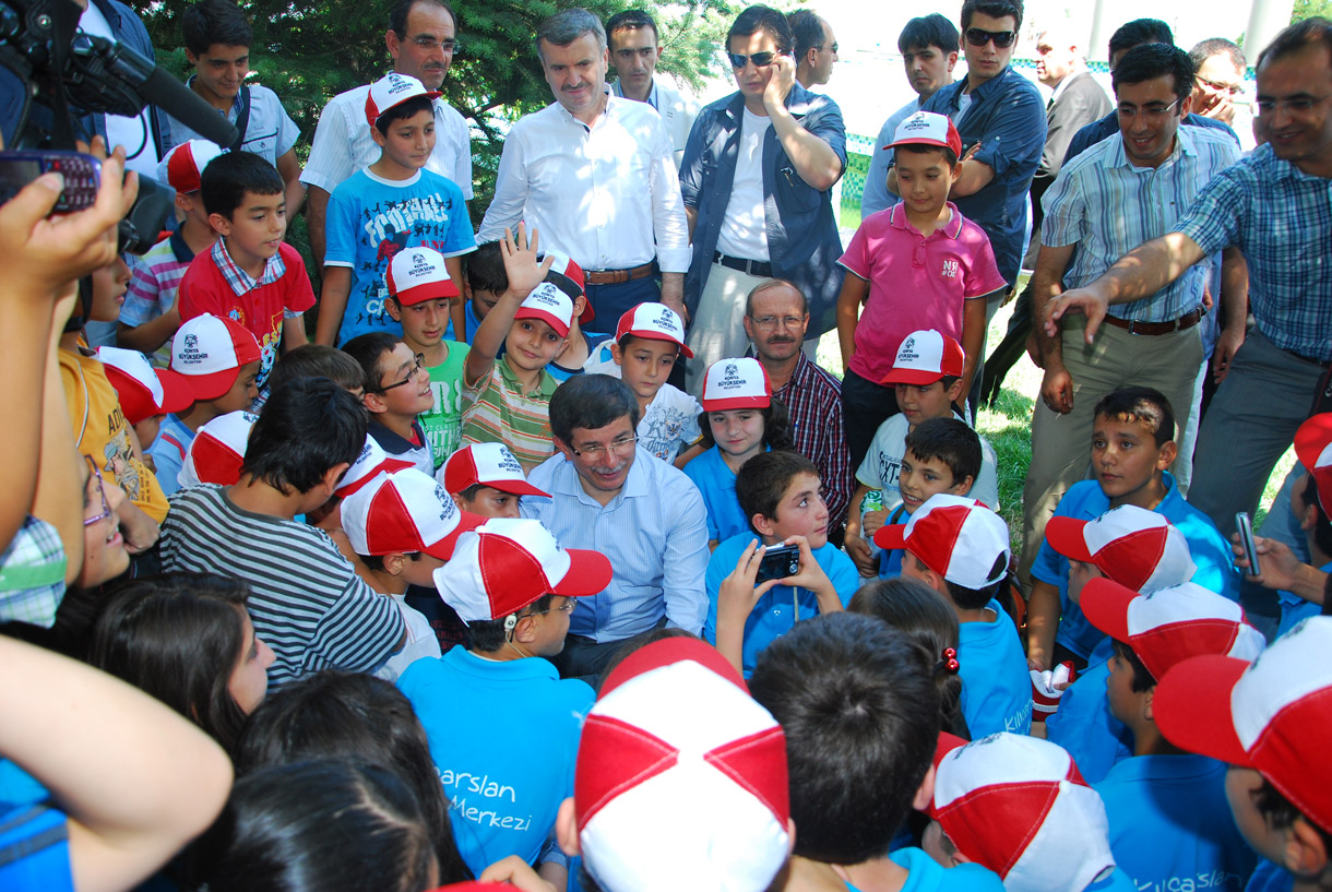 Bakan Davutoğlu Gençlik Merkezi Yaz Kursu Öğrencileri İle Buluştu
