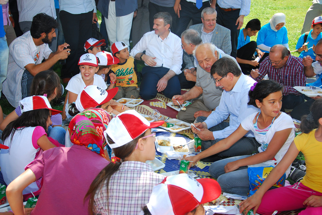 Bakan Davutoğlu Gençlik Merkezi Yaz Kursu Öğrencileri İle Buluştu