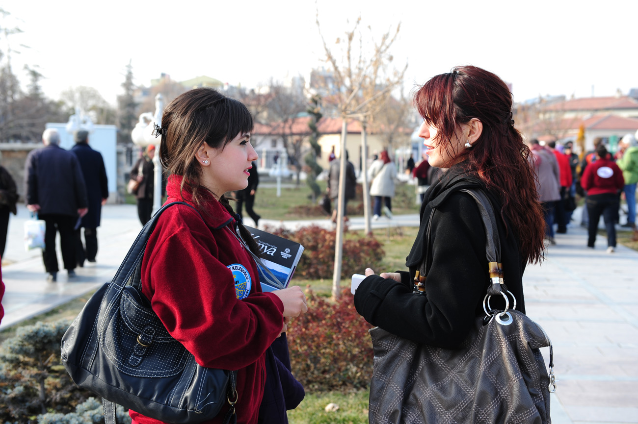 Gençler Konya ve Mevlana'yı Dünyaya Tanıtıyor