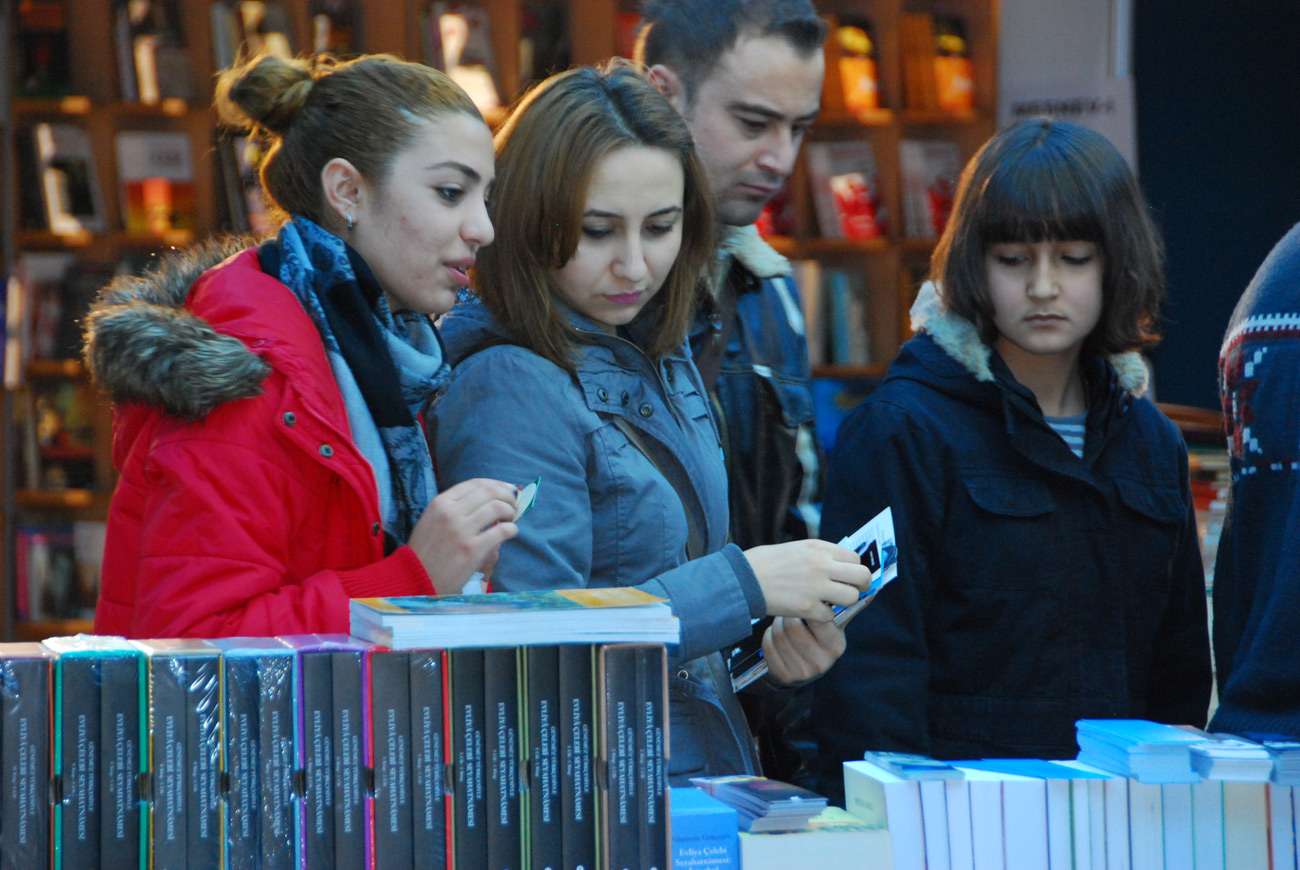 Binlerce Kitapsever Zindankale Sanat Galerisi'nde Buluşuyor
