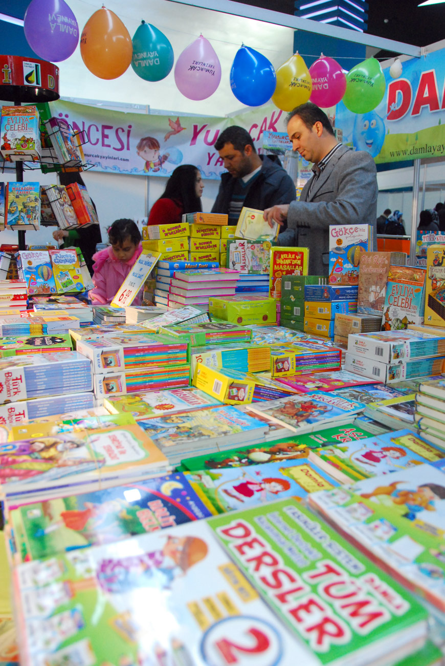 Binlerce Kitapsever Zindankale Sanat Galerisi'nde Buluşuyor