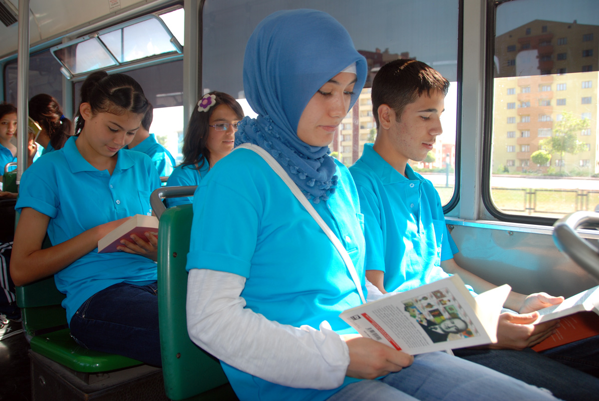 Gençlik Merkezi Yaz Kursu Öğrencileri Tramvayda ve Kültürpark'ta Kitap Okudu