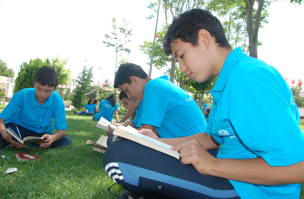 Gençlik Merkezi Yaz Kursu Öğrencileri Tramvayda ve Kültürpark'ta Kitap Okudu