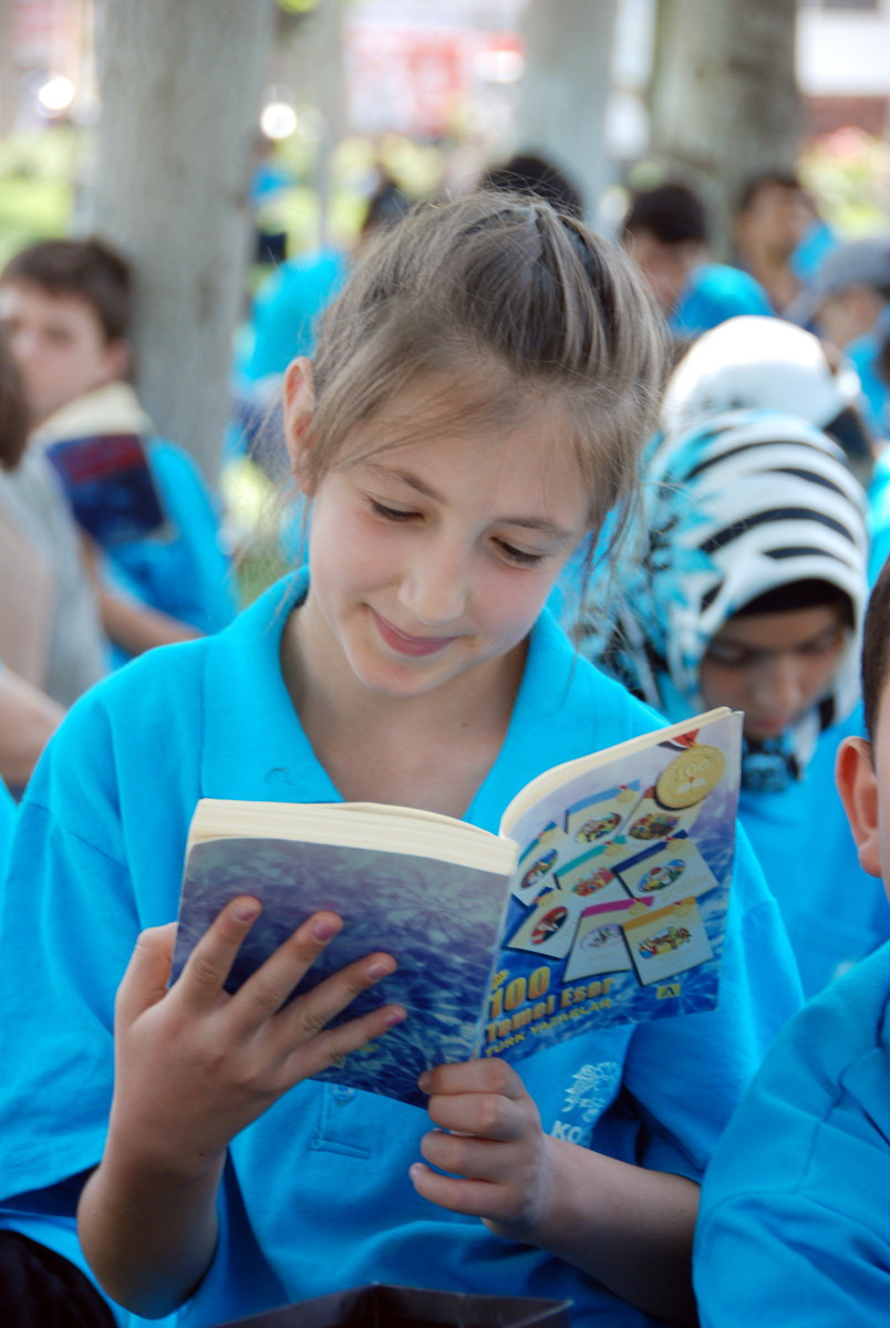 Gençlik Merkezi Yaz Kursu Öğrencileri Tramvayda ve Kültürpark'ta Kitap Okudu