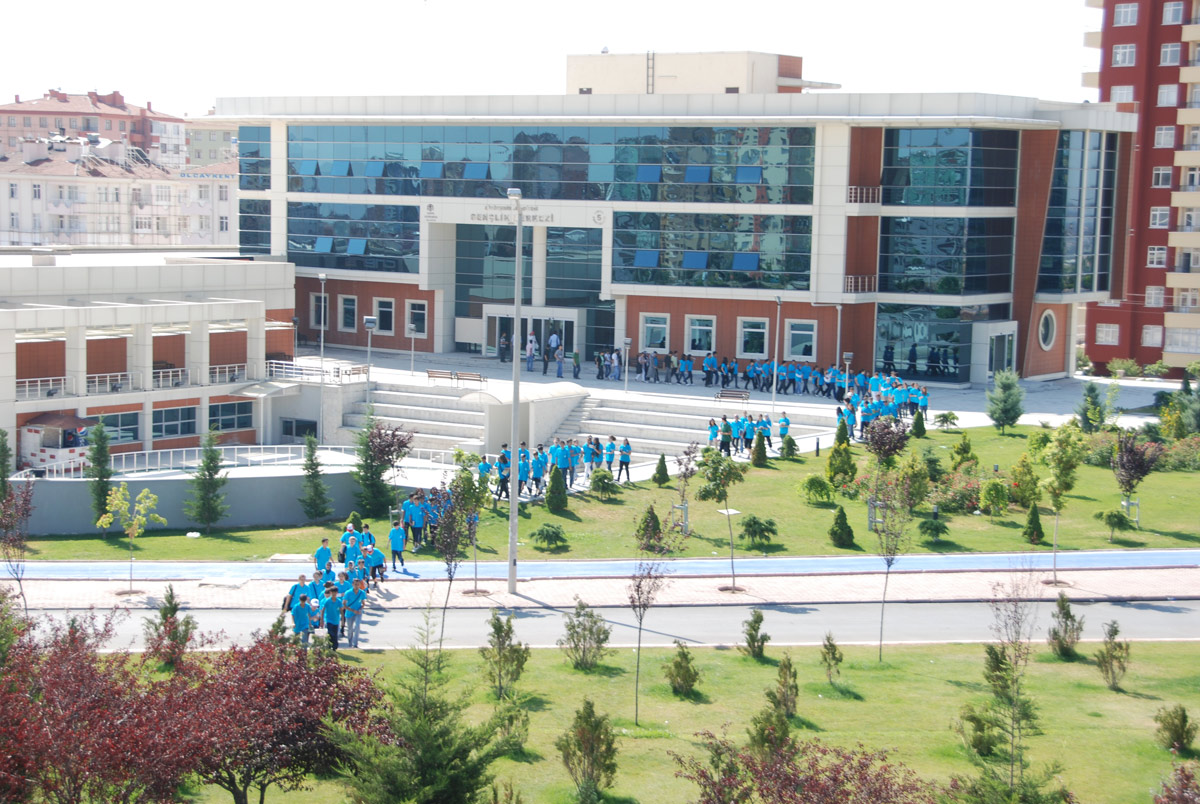 Gençlik Merkezi Yaz Kursu Öğrencileri Tramvayda ve Kültürpark'ta Kitap Okudu