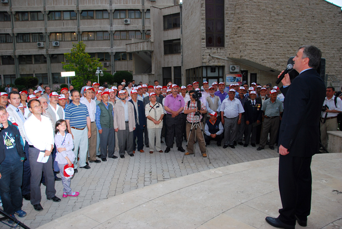 Başkan Akyürek Gazileri ve Öğrencileri Çanakkale'ye Uğurladı