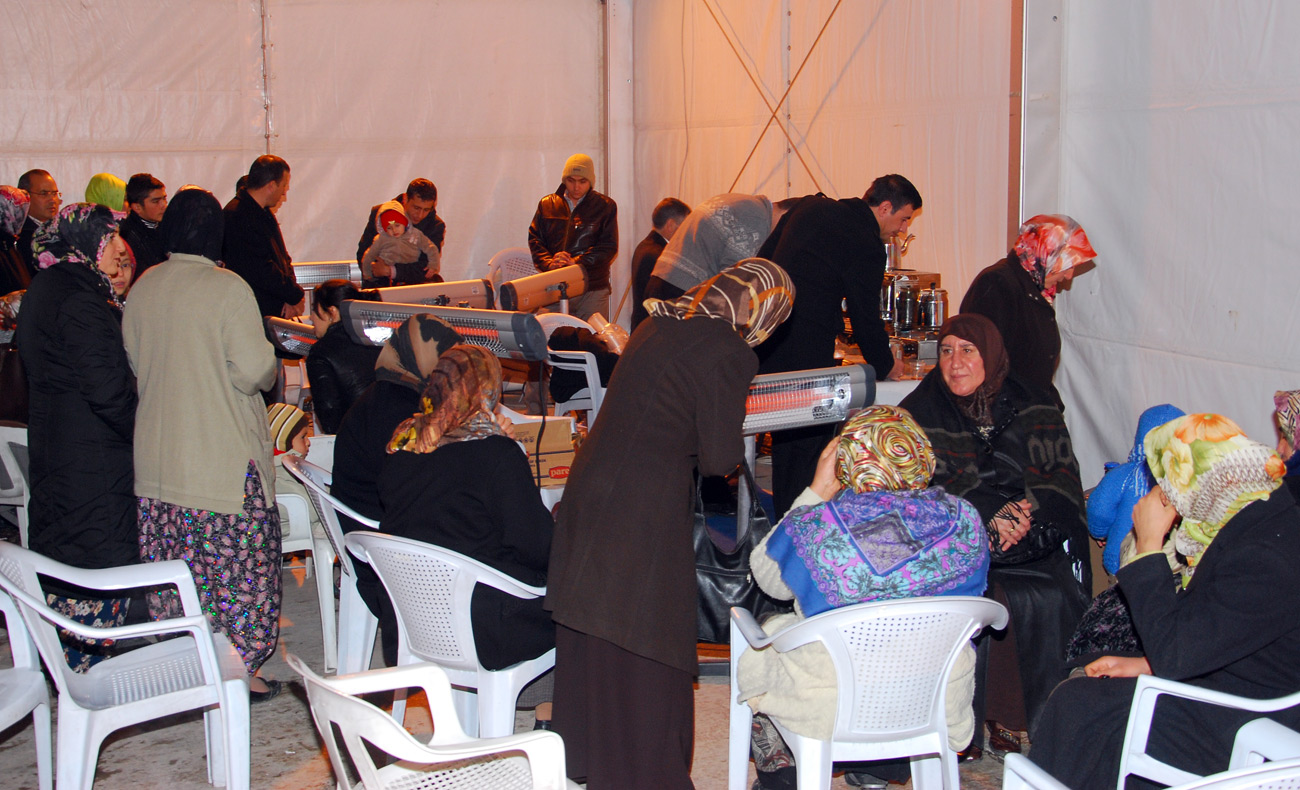 Hacı Yakınları İçin Havaalanına Bekleme Çadırı Kuruldu