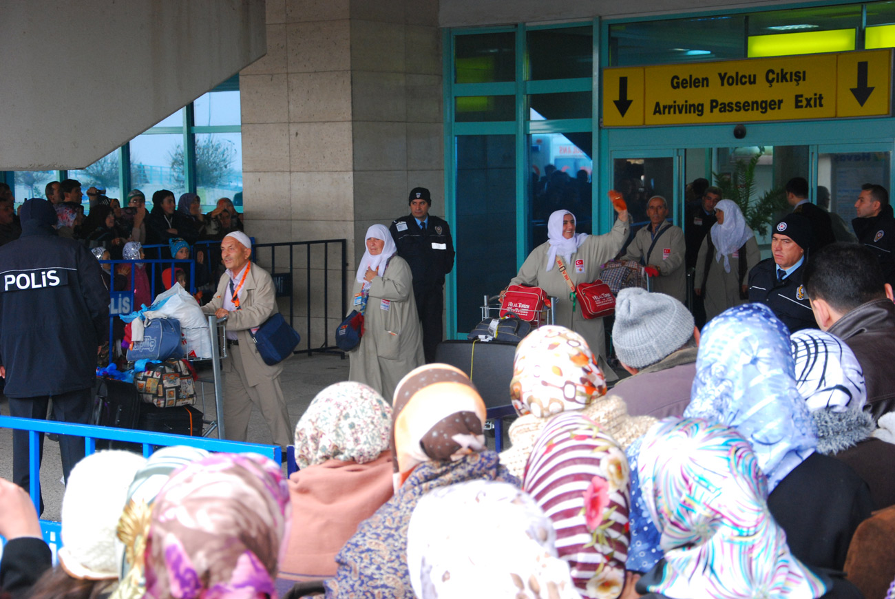Hacı Yakınları İçin Havaalanına Bekleme Çadırı Kuruldu