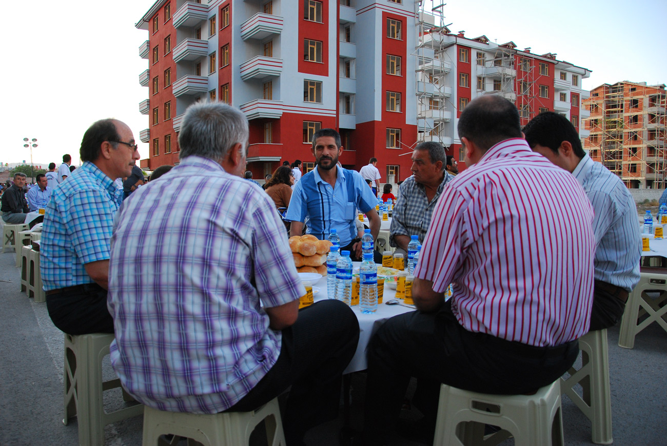 Erenler Mahallesi Büyükşehir'in İftarında Buluştu