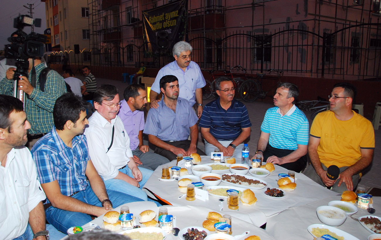 Erenler Mahallesi Büyükşehir'in İftarında Buluştu