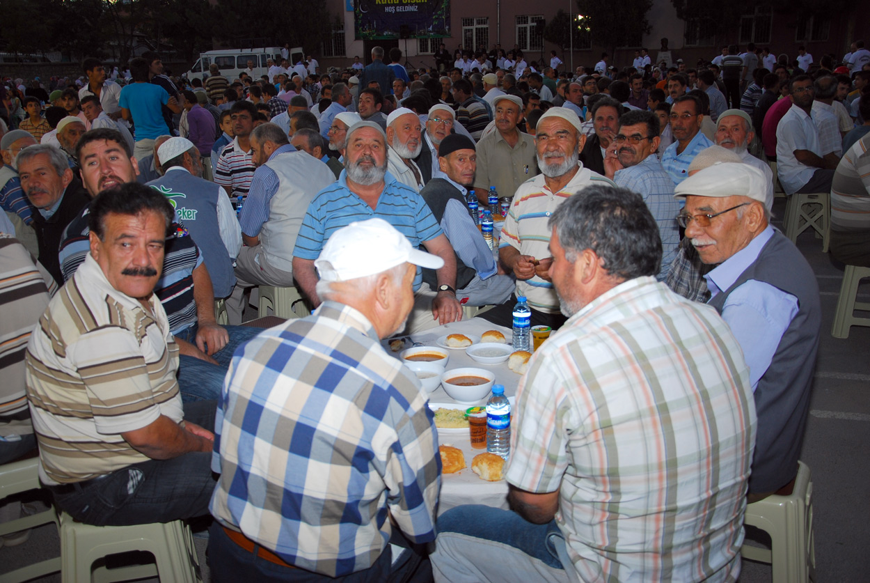 Esenler Mahallesi Büyükşehir'in İftarında Buluştu