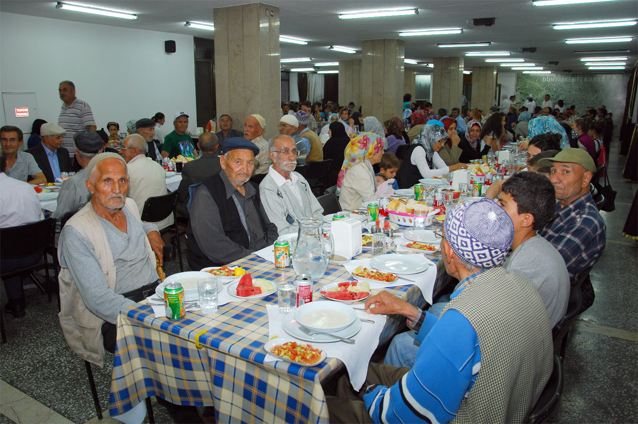Başkan Akyürek Huzurevi Sakinlerini ve Çocukları İftarda Ağırladı