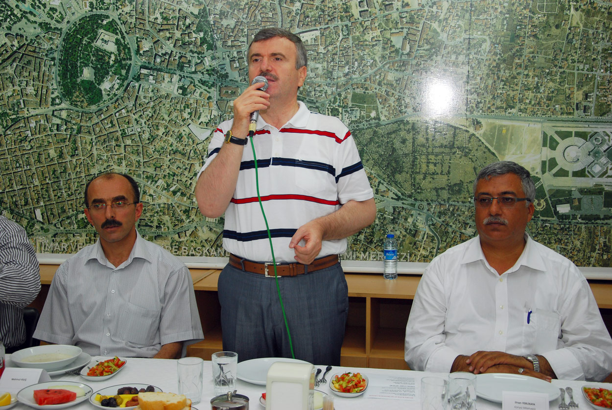 Başkan Akyürek Huzurevi Sakinlerini ve Çocukları İftarda Ağırladı