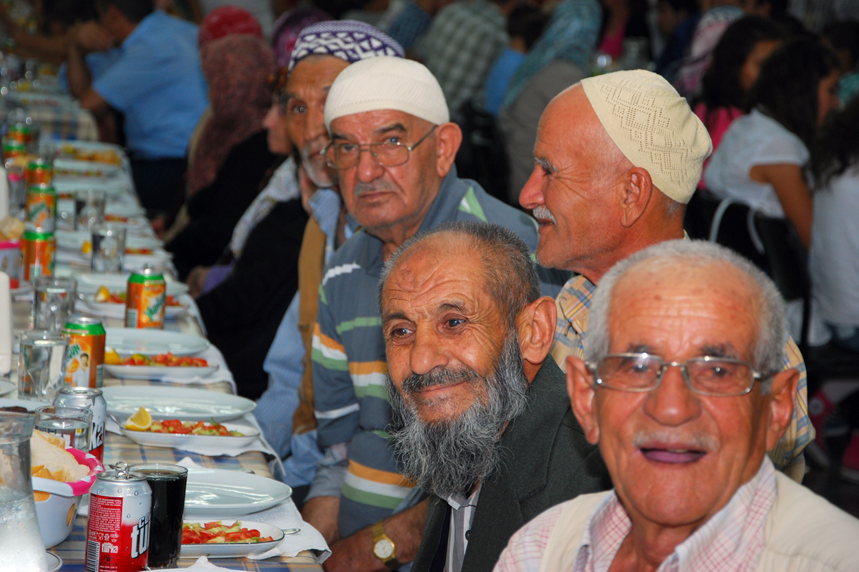 Başkan Akyürek Huzurevi Sakinlerini ve Çocukları İftarda Ağırladı