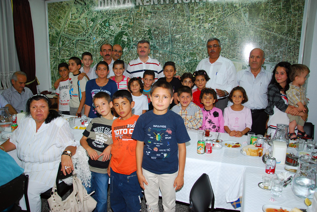 Başkan Akyürek Huzurevi Sakinlerini ve Çocukları İftarda Ağırladı