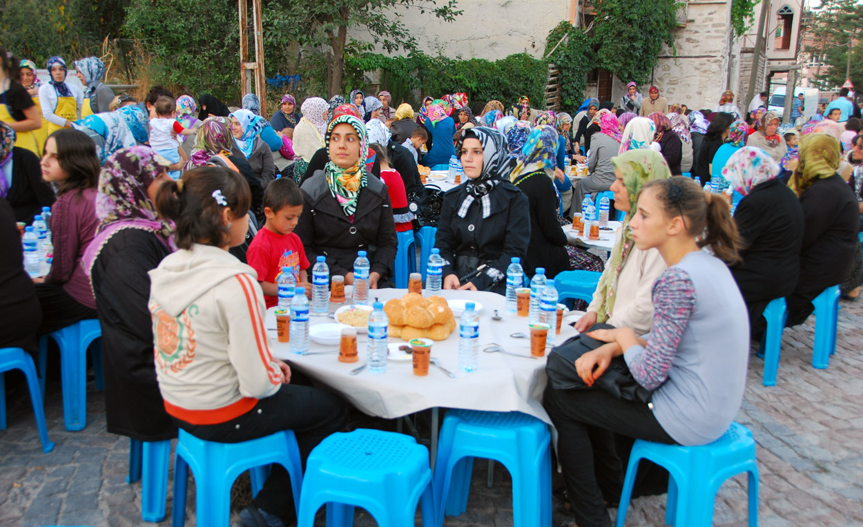Sille'de Mahalle İftarı Düzenlendi