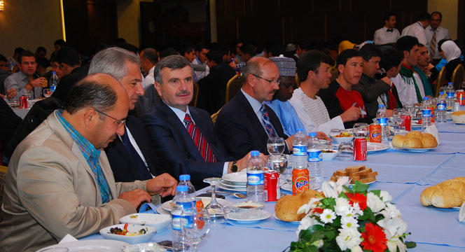 Başkan Akyürek, Yabancı Öğrenciler ve Şehit Aileleri İle Bayramlaştı