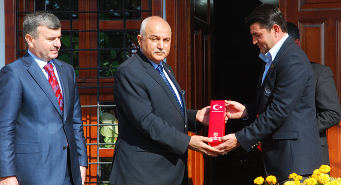 Başkan Akyürek, Yabancı Öğrenciler ve Şehit Aileleri İle Bayramlaştı