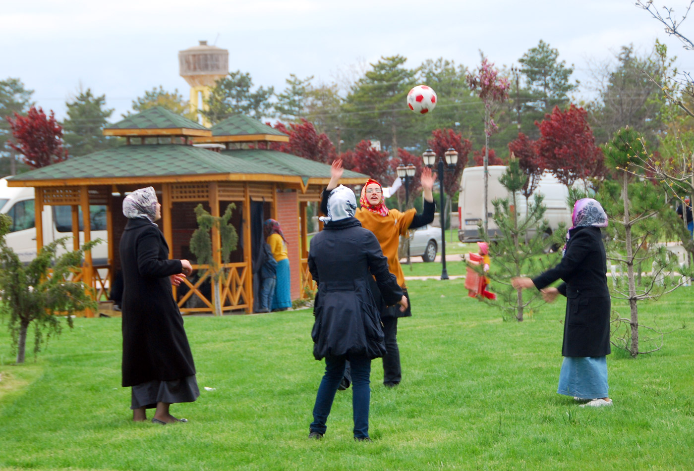 Hıdırellez Coşkusu Parklarda Yaşandı