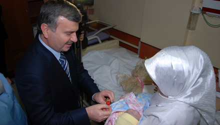 Başkan Akyürek 2012'nin İlk Bebeğini Gece Ziyaret Etti