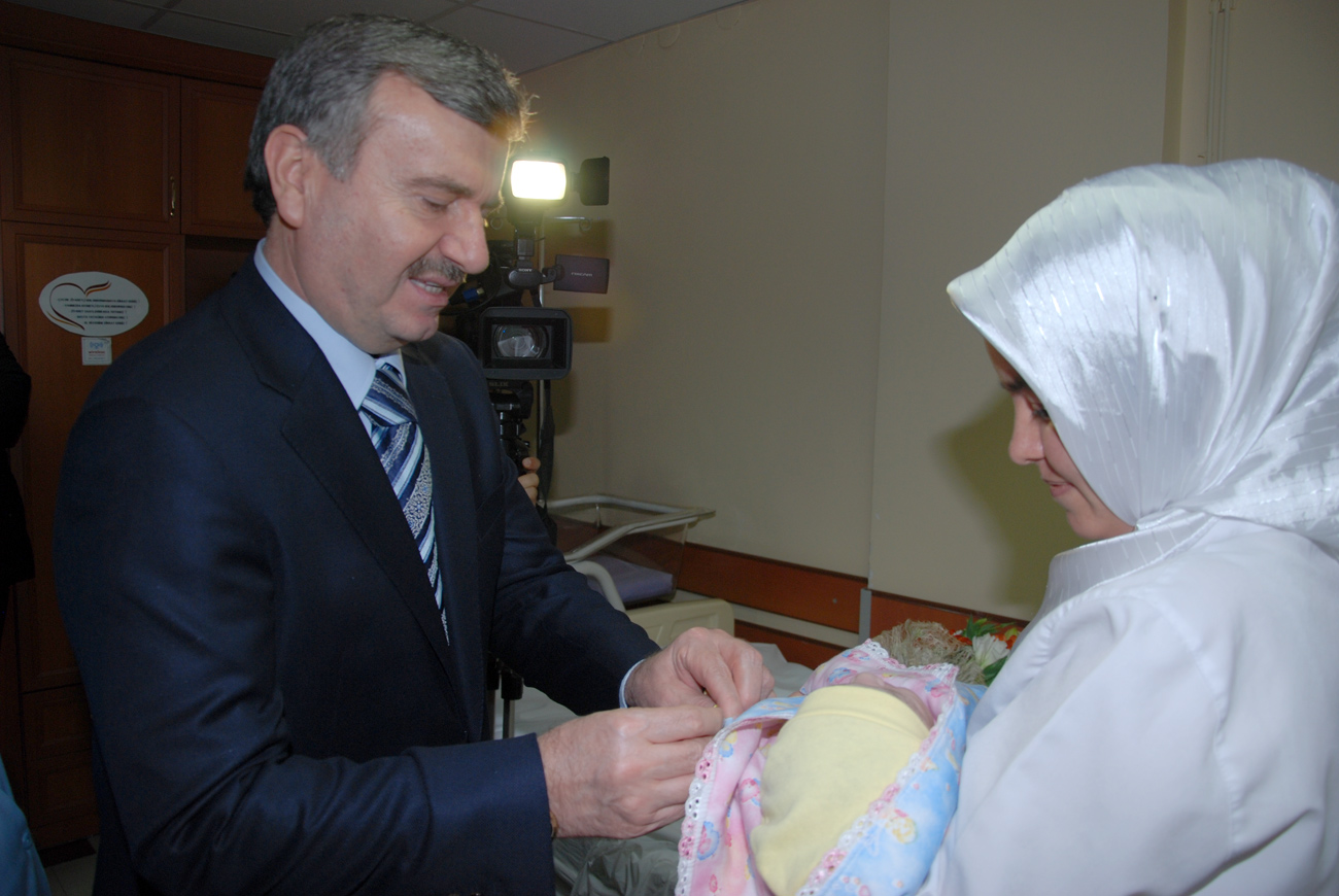 Başkan Akyürek 2012'nin İlk Bebeğini Gece Ziyaret Etti