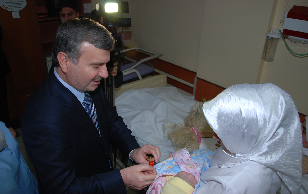 Başkan Akyürek 2012'nin İlk Bebeğini Gece Ziyaret Etti