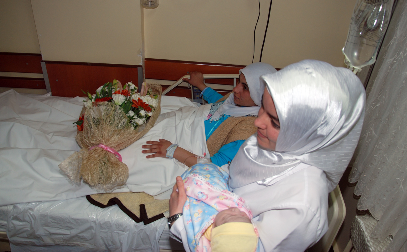 Başkan Akyürek 2012'nin İlk Bebeğini Gece Ziyaret Etti